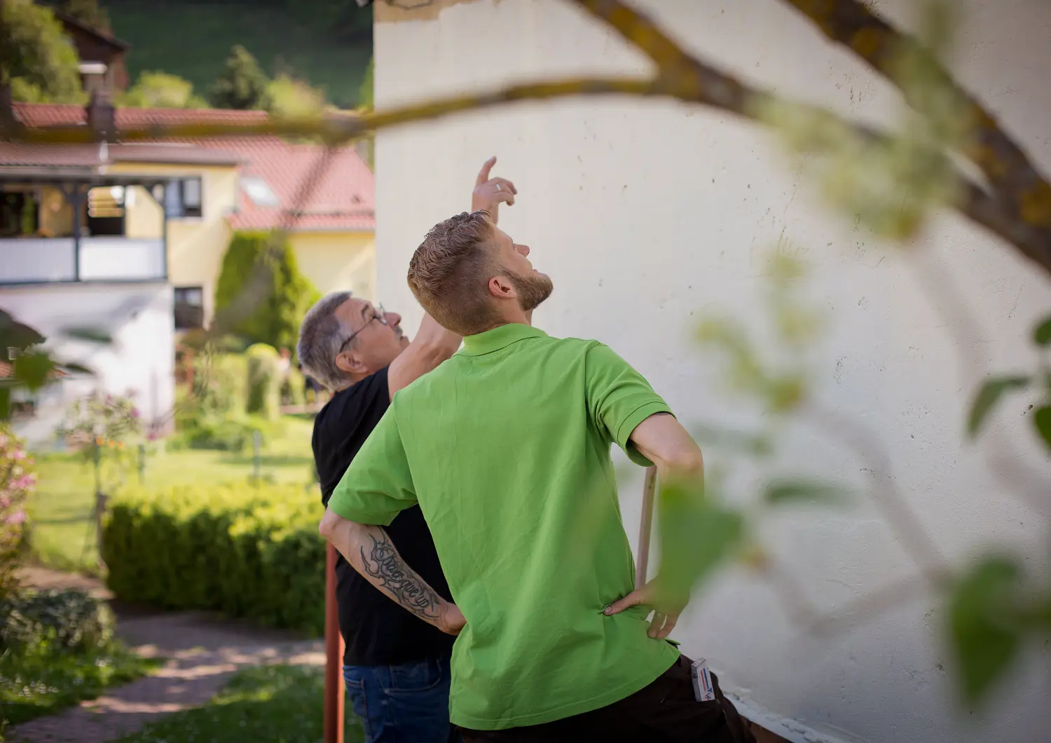 Kelly-Hausmeisterservice & Helfende Hand, Lars Keller bei der Außeninspektion des Hauses